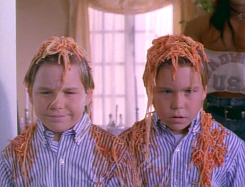 Кадр из фильма Няньки / Twin Sitters Кадр из фильма Няньки / Twin Sitters