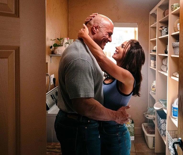 Сцена из фильма Крушащая машина / The Smashing Machine Сцена из фильма Крушащая машина / The Smashing Machine