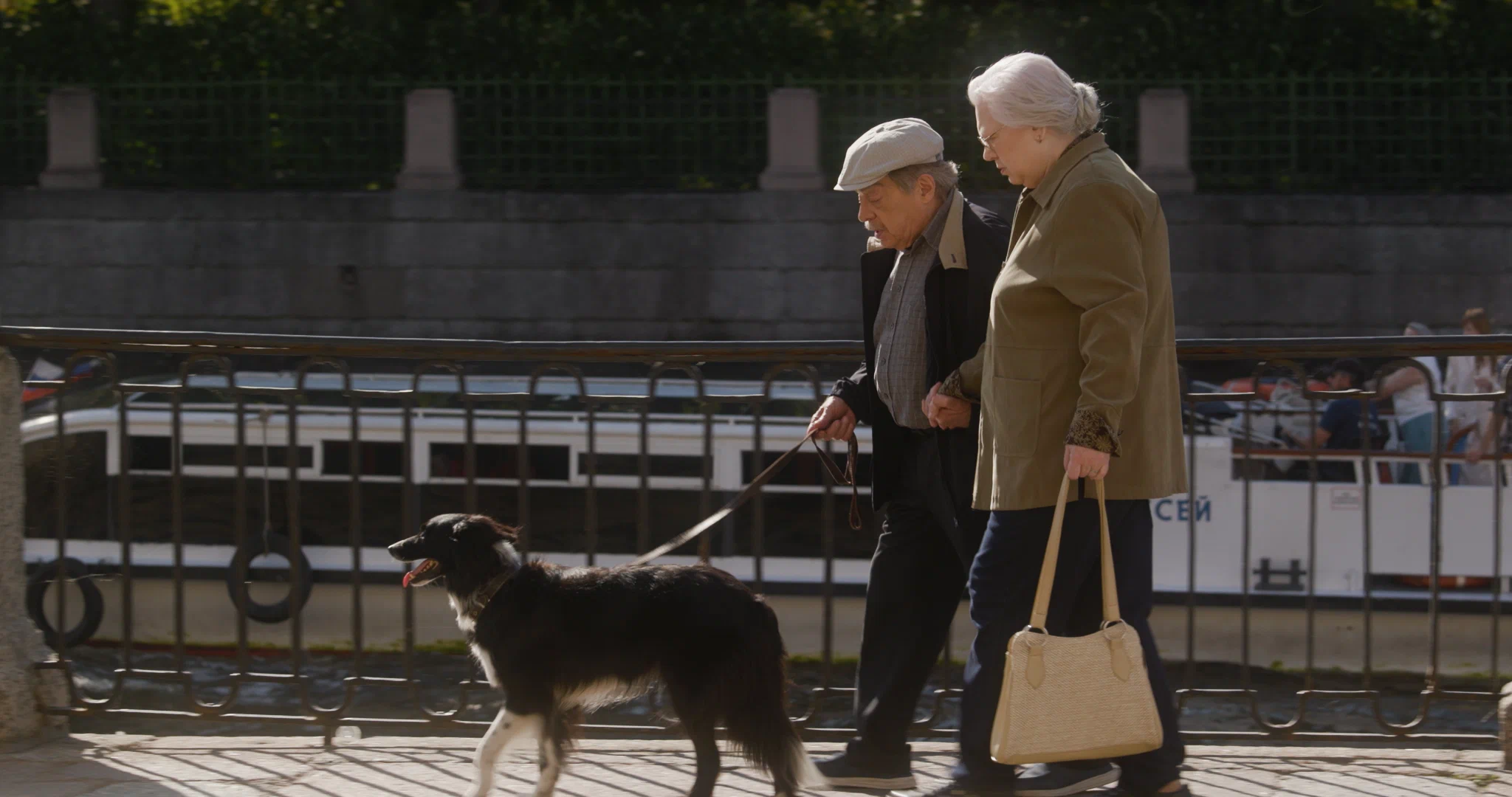 Сцена из фильма Двое в одной жизни, не считая собаки Сцена из фильма Двое в одной жизни, не считая собаки