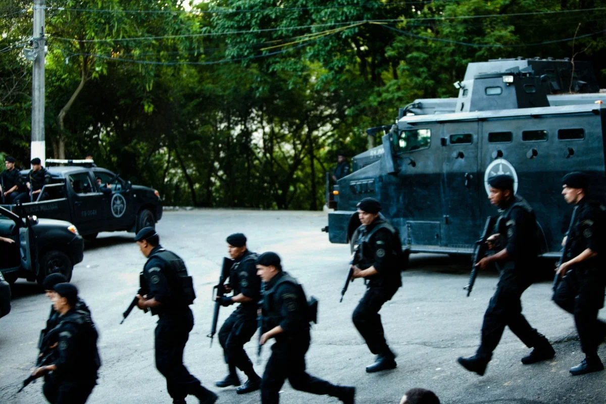 Кадр из фильма Элитный отряд: Враг внутри / Tropa de Elite 2 - O Inimigo Agora É Outro Кадр из фильма Элитный отряд: Враг внутри / Tropa de Elite 2 - O Inimigo Agora É Outro