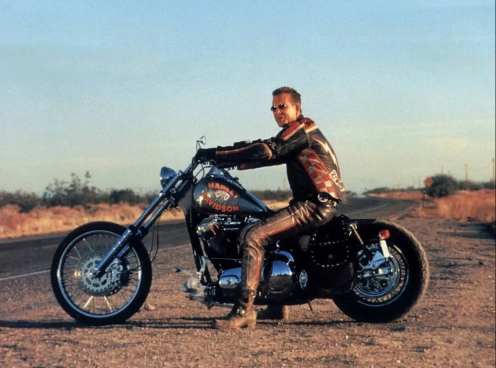 Кадр из фильма Харлей Дэвидсон и ковбой Мальборо / Harley Davidson and the Marlboro Man Кадр из фильма Харлей Дэвидсон и ковбой Мальборо / Harley Davidson and the Marlboro Man