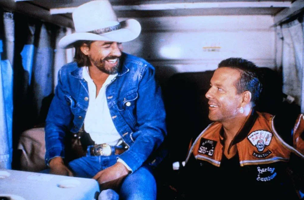 Кадр из фильма Харлей Дэвидсон и ковбой Мальборо / Harley Davidson and the Marlboro Man Кадр из фильма Харлей Дэвидсон и ковбой Мальборо / Harley Davidson and the Marlboro Man