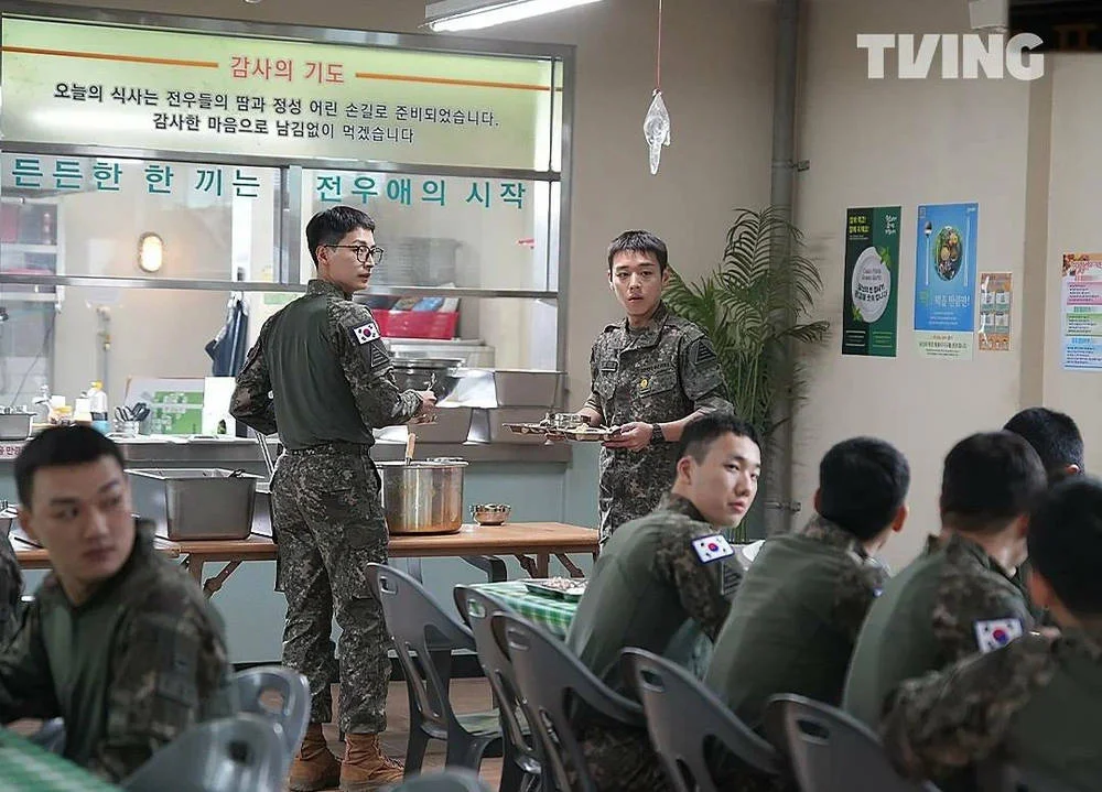Сцена из фильма Военный повар становится легендой / Chwisabyeong jeonseoli doeda Сцена из фильма Военный повар становится легендой / Chwisabyeong jeonseoli doeda