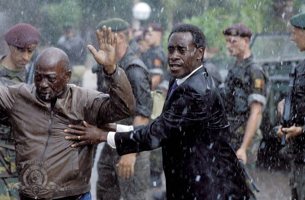 Кадр из фильма Отель Руанда / Hotel Rwanda Кадр из фильма Отель Руанда / Hotel Rwanda