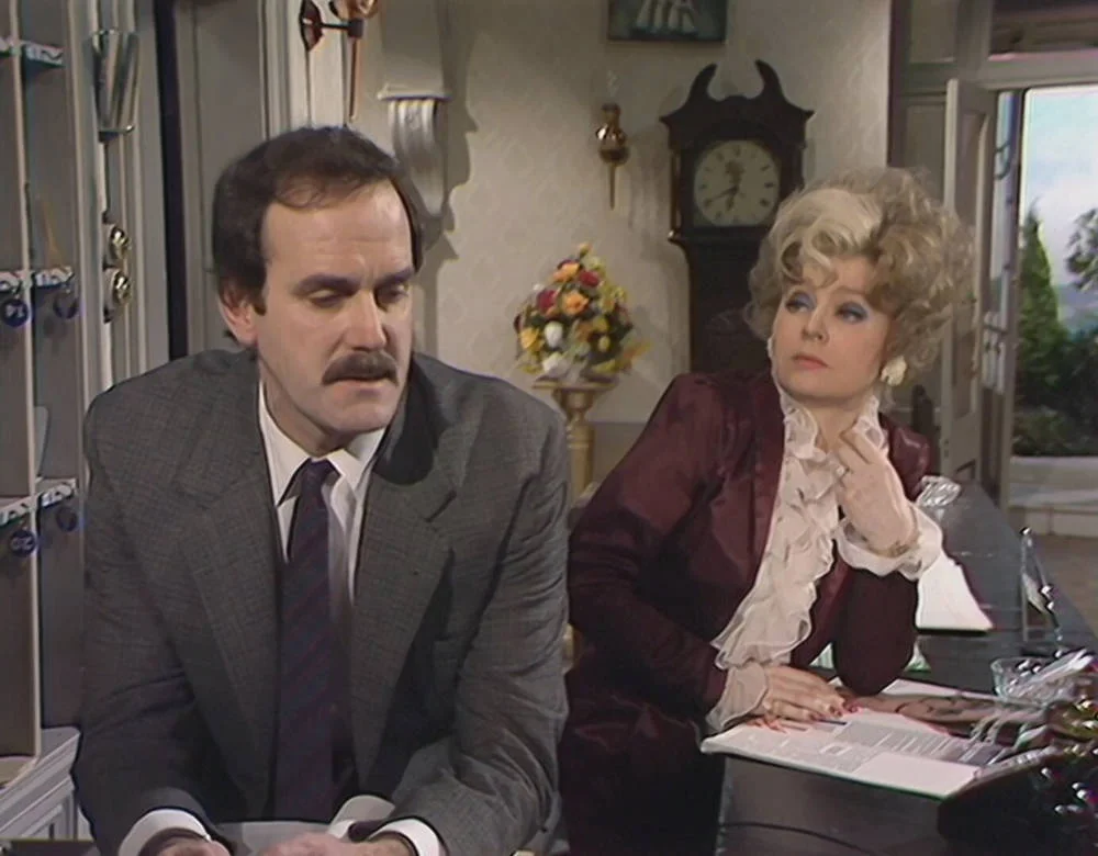 Сцена из фильма Отель «Фолти-Тауэрс» (Башни Фолти) / Fawlty Towers Сцена из фильма Отель «Фолти-Тауэрс» (Башни Фолти) / Fawlty Towers