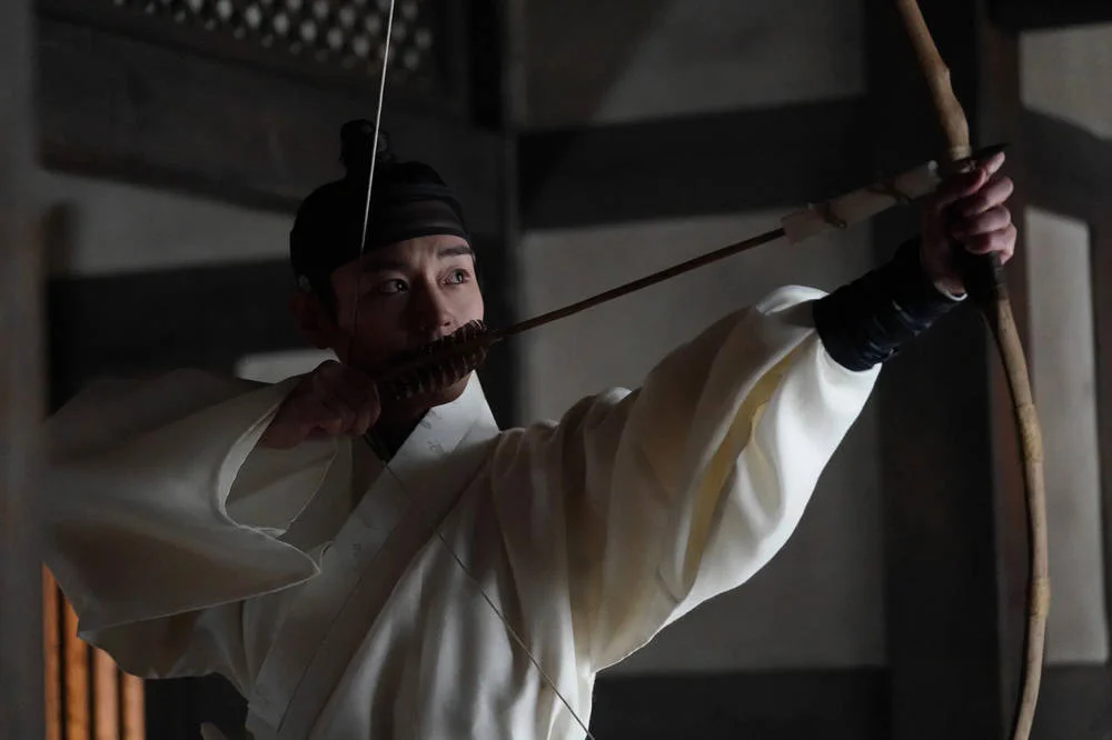 Кадр из фильма Королевский страж / Wanggwa saneun namja Кадр из фильма Королевский страж / Wanggwa saneun namja