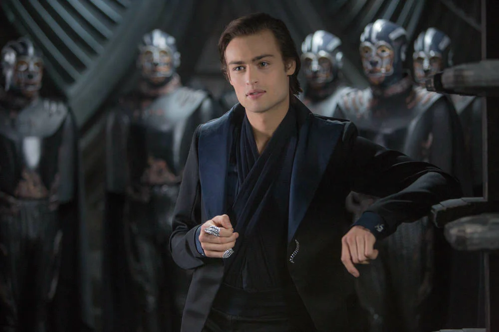 Кадр из фильма Восхождение Юпитер / Jupiter Ascending Кадр из фильма Восхождение Юпитер / Jupiter Ascending