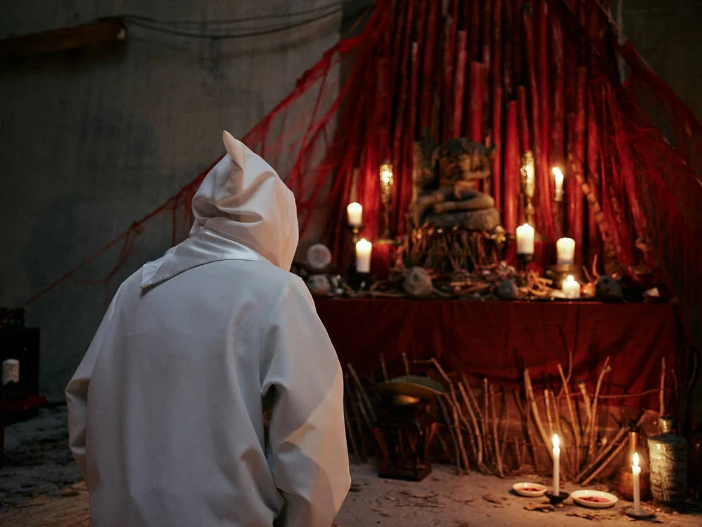Кадр из фильма Святилище / The Shrine (Sinsa: akgwiui soksakim) Кадр из фильма Святилище / The Shrine (Sinsa: akgwiui soksakim)